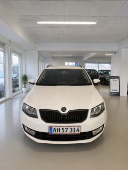 Bil i showroom hos Bilhuset Danmark